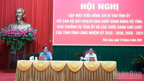 Lãnh đạo tỉnh Vĩnh Long trao đổi với cán bộ quy hoạch. (Ảnh: BÁ DŨNG)