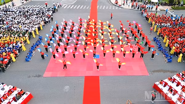 Quang cảnh Chương trình "Cùng Việt Nam tiến bước" tại Vĩnh Long. (Ảnh: BÁ DŨNG)