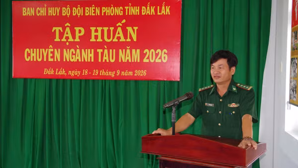 Thượng tá Đỗ Trọng Đại, Phó Tham mưu trưởng Ban Chỉ huy Bộ đội Biên phòng tỉnh Đắk Lắk phát biểu tại lớp tập huấn. (Ảnh: NGỌC LÂN)