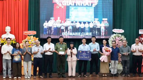 Ban tổ chức trao giải Nhất cho đội thi Marie Curie. (Ảnh: CTV)
