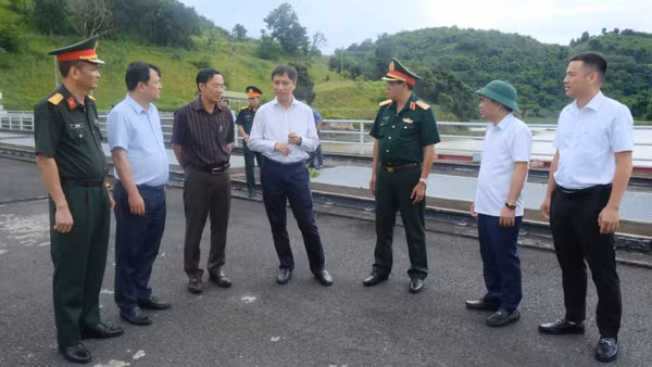 Đoàn công tác của Ban Chỉ đạo Phòng thủ dân sự quốc gia kiểm tra công tác phòng, chống thiên tai và tìm kiếm cứu nạn tại công trình thủy điện Buôn Kuốp. (Ảnh: CTV)