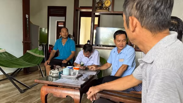 Các cơ quan chức năng phối hợp Trạm Y tế phường Thành Nhất triển khai các biện pháp xử lý ổ dịch và lập danh sách quản lý, theo dõi việc thực hiện phác đồ điều trị dự phòng sau phơi nhiễm đối với 4 trường hợp bị chó cắn. (Ảnh: CTV)