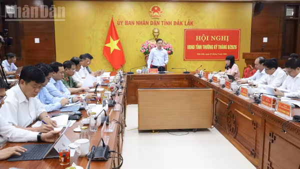 Chủ tịch Ủy ban nhân dân tỉnh Đắk Lắk Đỗ Hữu Huy chủ trì hội nghị. (Ảnh: Nguyễn Công Lý)