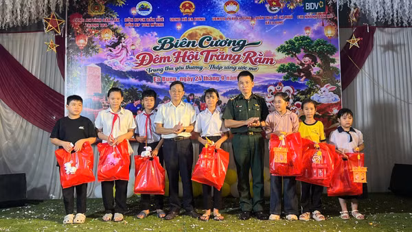Đại diện Chỉ huy Đồn Biên phòng Cửa khẩu Đắk Ruê và lãnh đạo cấp ủy, chính quyền địa phương trao quà tặng các em thiếu nhi tại xã Ea Bung. (Ảnh: NGỌC LÂN)