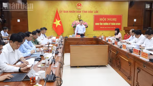 Tại hội nghị thường kỳ tháng 8/2026 của Ủy ban nhân dân tỉnh Đắk Lắk, Chủ tịch Ủy ban nhân dân tỉnh Đắk Lắk Đỗ Hữu Huy yêu cầu Sở Nội vụ khẩn trương rà soát hồ sơ của cán bộ, công chức, viên chức và người lao động được giải quyết theo chính sách này, báo cáo Ủy ban nhân dân tỉnh. (Ảnh CÔNG LÝ)