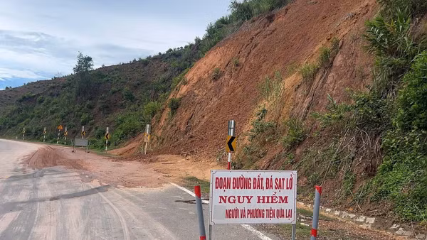 Đội Cảnh sát giao thông đường bộ số 2, Phòng Cảnh sát giao thông Công an tỉnh Đắk Lắk đặt bảng cảnh báo nguy cơ sạt lở đất tại Đèo Phượng Hoàng đoạn Quốc lộ 26 qua xã Ea Trang. (Ảnh: CTV)