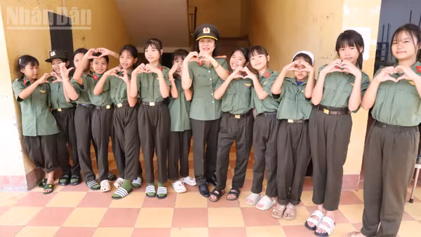Cả thầy cô và học sinh nhà trường đều mặc trang phục lực lượng Công an nhân dân. (Ảnh: Công Lý)