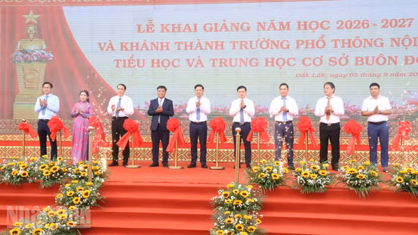 Các đồng chí lãnh đạo tỉnh Đắk Lắk cắt băng khánh thành Trường phổ thông nội trú liên cấp tiểu học và trung học cơ sở Buôn Đôn, xã Buôn Đôn. (Ảnh: CÔNG LÝ)