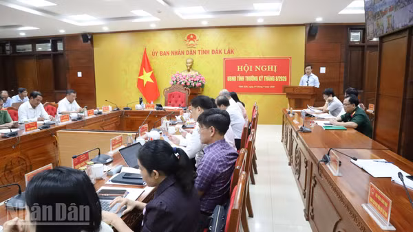 Chủ tịch Ủy ban nhân dân tỉnh Đắk Lắk Đỗ Hữu Huy phát biểu tại hội nghị sơ kết tình hình phát triển kinh tế, xã hội, bảo đảm quốc phòng, an ninh tháng 8, triển khai nhiệm vụ tháng 9/2026. (Ảnh: CÔNG LÝ)