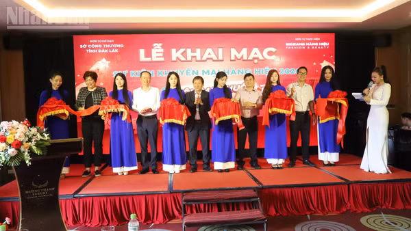 Các đại biểu cắt băng khai mạc chương trình khuyến mại hàng hiệu Buôn Ma Thuột Mega Sale 2026. (Ảnh: CÔNG LÝ)