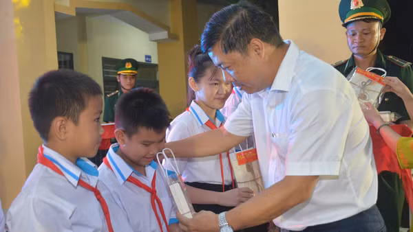 Bí thư Tỉnh ủy Đắk Lắk Lương Nguyễn Minh Triết trao học bổng cho các em học sinh Trường phổ thông nội trú Tiểu học và Trung học cơ sở Ia Lốp. (Ảnh: NGỌC LÂN)