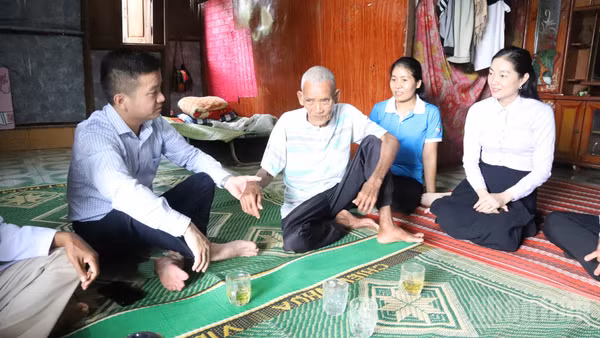 Lãnh đạo Đảng ủy, Ủy ban nhân dân xã Ea M'Droh đến tận nhà dân tuyên truyền, vận động nhân dân tham gia khám sức khỏe định kỳ. (Ảnh: CÔNG LÝ)