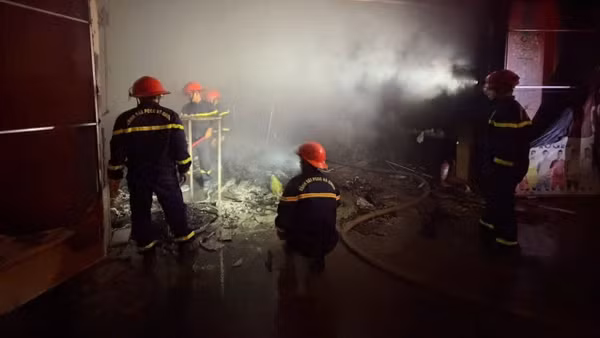 Lực lượng cảnh sát Phòng cháy, chữa cháy và cứu nạn, cứu hộ nỗ lực chữa cháy tại hiện trường. (Ảnh: CTV)