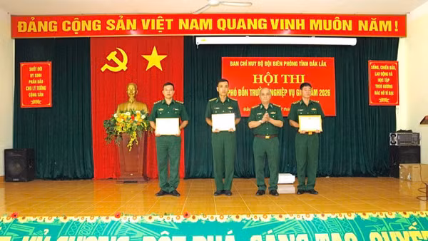 Đại tá Kpă Y Thạch, Phó Chỉ huy trưởng Ban Chỉ huy Bộ đội Biên phòng tỉnh Đắk Lắk trao giải Nhất, Nhì, Ba cho các cá nhân đạt thành tích xuất sắc trong hội thi. (Ảnh: DÂN QUÂN)