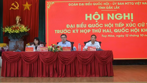 Đồng chí Nguyễn Thanh Nghị, Ủy viên Bộ Chính trị, Bí thư Trung ương Đảng, Trưởng ban Chính sách, Chiến lược Trung ương và các đại biểu Quốc hội tỉnh Đắk Lắk tại hội nghị tiếp xúc cử tri. (Ảnh: Cộng tác viên)