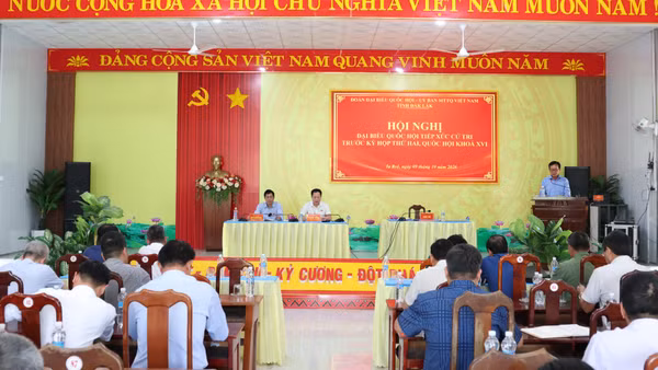 Quang cảnh hội nghị đại biểu Quốc hội tiếp xúc cử tri các xã biên giới Ia R’vê và Ia Lốp. (Ảnh: NGỌC LÂN)