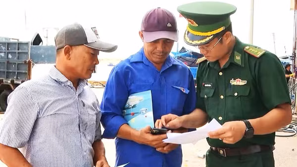Cán bộ Biên phòng tỉnh Đắk Lắk tuyên truyền, hướng dẫn ngư dân về khu vực cấm khai thác thủy sản có thời hạn ở vùng ven bờ, vùng lộng và vùng nội địa trên địa bàn tỉnh. (Ảnh: CTV)