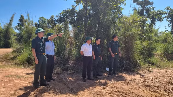 Lãnh đạo Ban Chỉ huy Bộ đội Biên phòng tỉnh Đắk Lắk và lãnh đạo xã Ia Rvê khảo sát thực tế khu vực thực hiện dự án. (Ảnh: NGUYỄN LÂN)