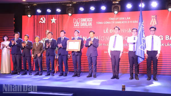 Thừa ủy quyền của Chủ tịch nước, Bí thư Tỉnh ủy Đắk Lắk Lương Nguyễn Minh Triết trao tặng Huân chương Độc lập hạng Ba Tổng Công ty Simexco 2/9 Đắk Lắk. (Ảnh: CÔNG LÝ)