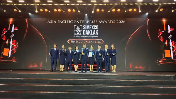 Đại diện Simexco 2-9 Daklak nhận giải thưởng Doanh nghiệp châu Á - Asia Pacific Enterprise Awards (APEA) 2026. (Ảnh: CỘNG TÁC VIÊN)