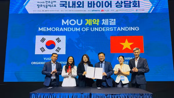 Đại diện thương hiệu cà-phê Miss Ede ký kết 2 biên bản ghi nhớ với 2 doanh nghiệp Hàn Quốc. (Ảnh: CỘNG TÁC VIÊN)