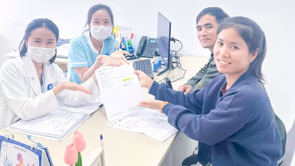 Gia đình chị H'Nhoen Kđơk đón nhận tin vui từ bác sĩ Phan Thị Thanh Thảo. (Ảnh: CTV)