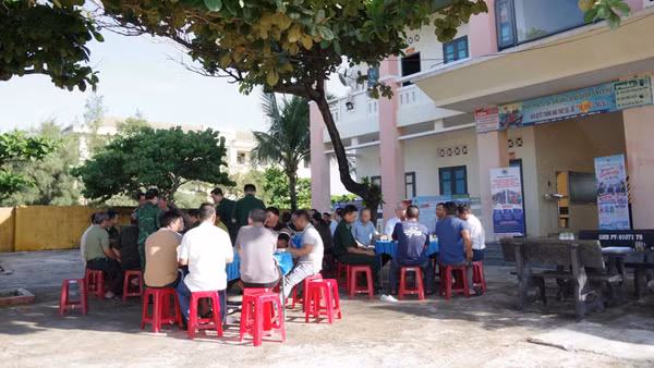 Đồn Biên phòng Tuy Hòa tổ chức chương trình “Cà-phê sáng cùng ngư dân”. (Ảnh: NGUYỄN LÂN)