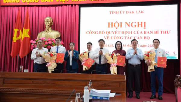 Các đồng chí Thường trực Tỉnh ủy Đắk Lắk trao quyết định của Ban Bí thư và tặng hoa chúc mừng các đồng chí được chỉ định tham gia Ban Chấp hành Đảng bộ tỉnh. (Ảnh: CTV)