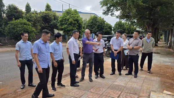 Đoàn công tác của Ủy ban nhân dân tỉnh Đắk Lắk tiến hành kiểm tra thực tế công tác quản lý hạ tầng, bảo vệ môi trường tại Cụm công nghiệp Tân An, phường Tân An. (Ảnh: CỘNG TÁC VIÊN)