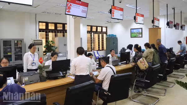 Người dân đến giải quyết thủ tục hành chính tại Trung tâm phục vụ hành chính công phường Buôn Ma Thuột. (Ảnh: CÔNG LÝ)
