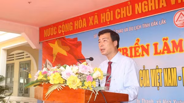 Giám đốc Sở Văn hóa, Thể thao và Du lịch tỉnh Đắk Lắk Trần Hồng Tiến phát biểu tại triển lãm. (Ảnh: CTV)