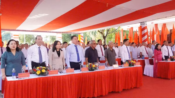 Các đồng chí lãnh đạo, nguyên lãnh đạo tỉnh Đắk Lắk và các đại biểu tưởng nhớ Chủ tịch Hồ Chí Minh và các thế hệ cán bộ, đảng viên, đồng bào, chiến sĩ đã ngã xuống vì độc lập, tự do, hạnh phúc của dân tộc. (Ảnh: CTV)