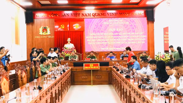 Quang cảnh buổi họp báo. (Ảnh: CÔNG LÝ)
