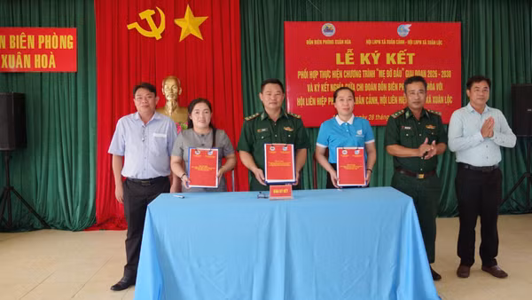 Đại diện Đồn Biên phòng Xuân Hòa và Hội Liên hiệp Phụ nữ 2 xã Xuân Cảnh và Xuân Lộc ký kết chương trình phối hợp. (Ảnh: NGUYỄN LÂN)