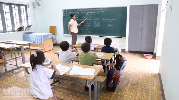 Lớp 1 có 6 học sinh đang học tại điểm trường buôn Đrang Phốk, xã Buôn Đôn, nhưng có 1 em vắng do bị ốm. (Ảnh: CÔNG LÝ) 