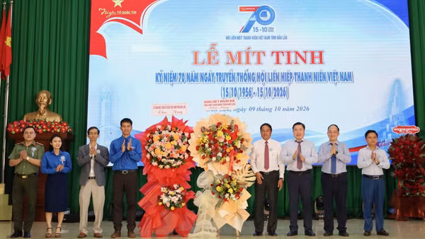 Đại diện lãnh đạo Tỉnh ủy, Hội đồng nhân dân, Ủy ban nhân dân, Ủy ban Mặt trận Tổ quốc Việt Nam tỉnh Đắk Lắk tặng hoa chúc mừng kỷ niệm 70 năm Ngày truyền thống Hội Liên hiệp Thanh niên Việt Nam. (Ảnh: CTV)