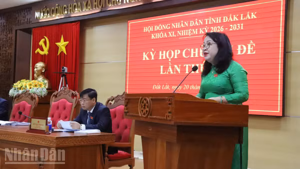 Phó Bí thư Thường trực Tỉnh ủy, Chủ tịch Hội đồng nhân dân tỉnh Đắk Lắk Cao Thị Hòa An phát biểu tại kỳ họp. (Ảnh: CÔNG LÝ)