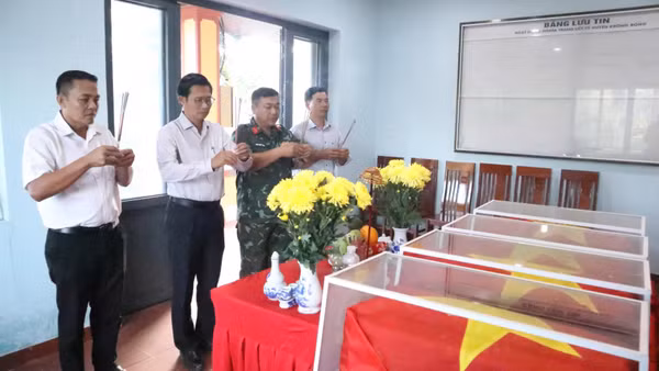 Hai hài cốt liệt sĩ đã được đưa về Nghĩa trang liệt sĩ xã Krông Bông. (Ảnh: PHAN TUÂN)