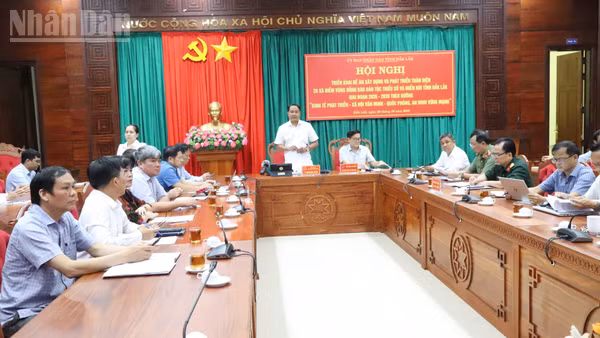 Phó Chủ tịch Ủy ban nhân dân tỉnh Đắk Lắk Y Nhuân Byah phát biểu tại hội nghị. (Ảnh: CÔNG LÝ)
