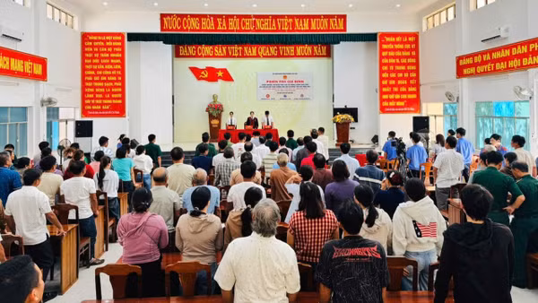 “Phiên tòa giả định” tuyên truyền, phổ biến pháp luật về phòng, chống khai thác hải sản bất hợp pháp, không báo cáo và không theo quy định tại phường Phú Yên. (Ảnh: NGUYỄN LÂN)