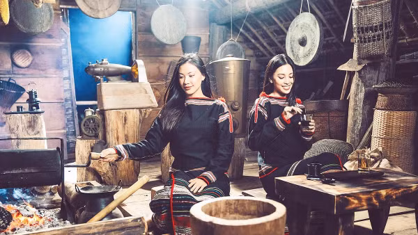 Không gian pha chế và thưởng thức cà-phê trong ngôi nhà dài truyền thống của người Ê Đê ở Buôn Ma Thuột.
