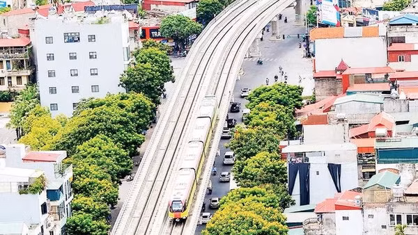 Tàu điện hoạt động trên tuyến đường sắt đô thị Nhổn-ga Hà Nội (Ảnh THỦY NGUYÊN)