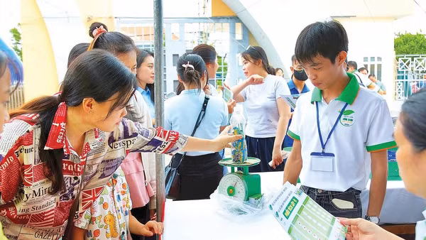 Người dân mang pin cũ đến cân đổi quà tại “Ngày hội sống xanh An Giang 2026”.