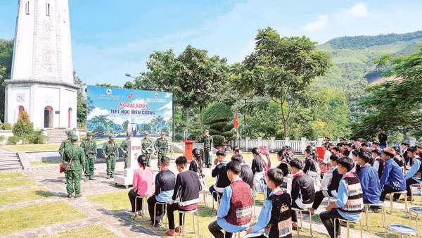 Những hình ảnh trực quan của lực lượng Bộ đội Biên phòng giúp các em học sinh hiểu rõ về chủ quyền biên giới quốc gia, đồng thời khơi dậy tình yêu quê hương, đất nước.