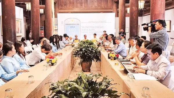 Các đại biểu trao đổi, thảo luận về những đóng góp của dòng họ Ngô Thì với văn hóa Thăng Long - Hà Nội cũng như đất nước.