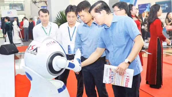 Trình diễn robot tại Diễn đàn khoa học, công nghệ, đổi mới sáng tạo và chuyển đổi số tỉnh Hưng Yên.
