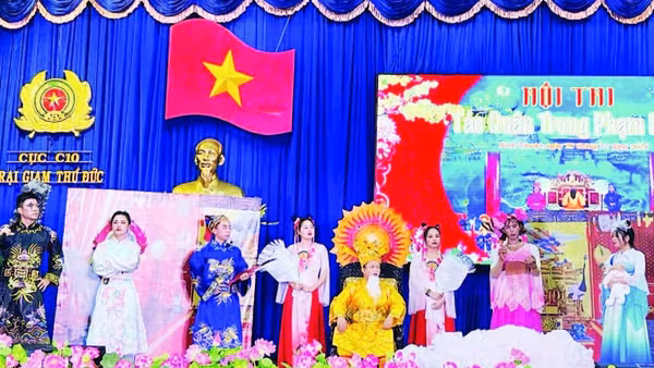 Các phạm nhân biểu diễn văn nghệ.