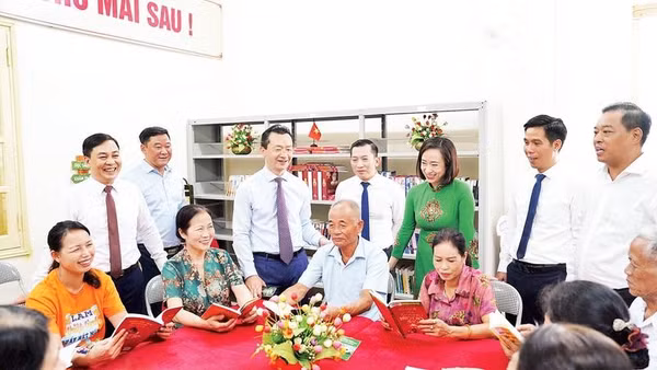 Người dân phấn khởi trải nghiệm nhà văn hóa hạnh phúc của phường Phúc Lợi (Ảnh LINH PHẠM)