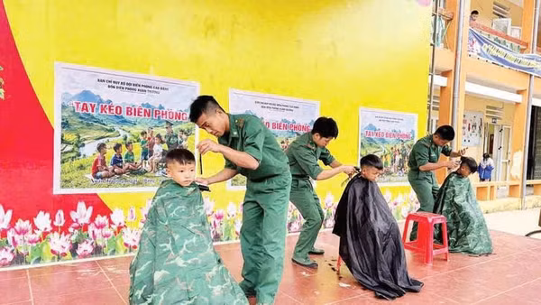 Cán bộ, chiến sĩ Đồn Biên phòng Xuân Trường cắt tóc miễn phí cho trẻ em vùng biên giới.