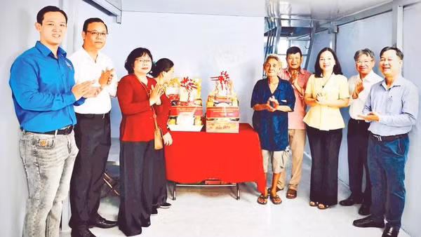 Trao nhà đại đoàn kết tặng hộ dân có hoàn cảnh khó khăn tại phường Chợ Quán.